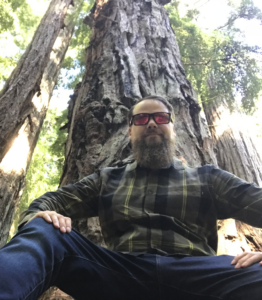 Michael vor einem Redwoodbaum in Kalifornien